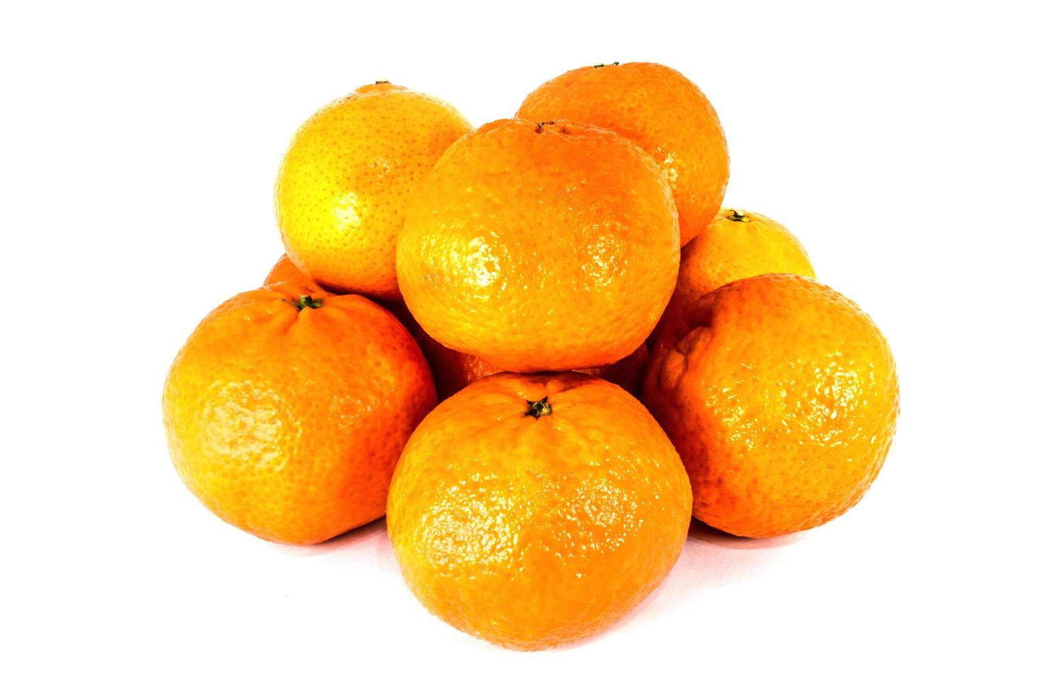 oranje mandarijnen geïsoleerd op een witte achtergrond foto