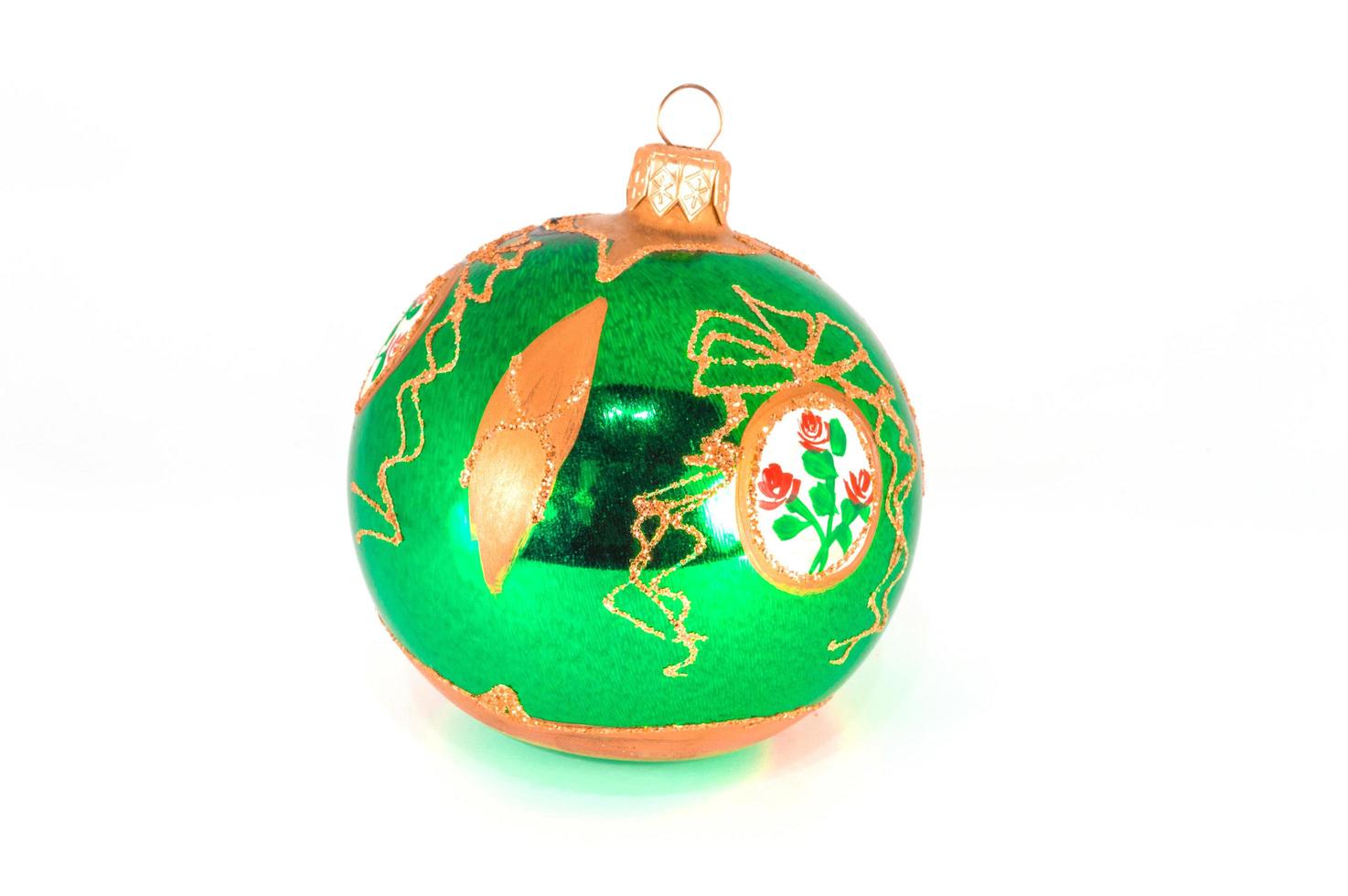 groene kerstbal geïsoleerd op een witte achtergrond foto