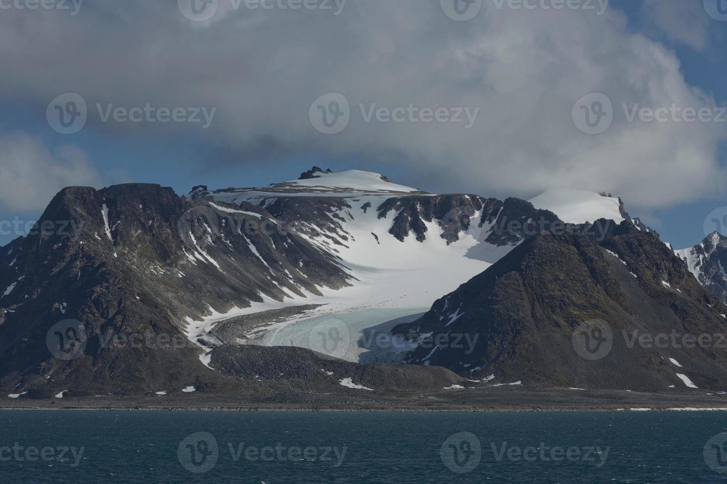 de kustlijn en de bergen van de liefdefjord, svalbard-eilanden, spitsbergen foto