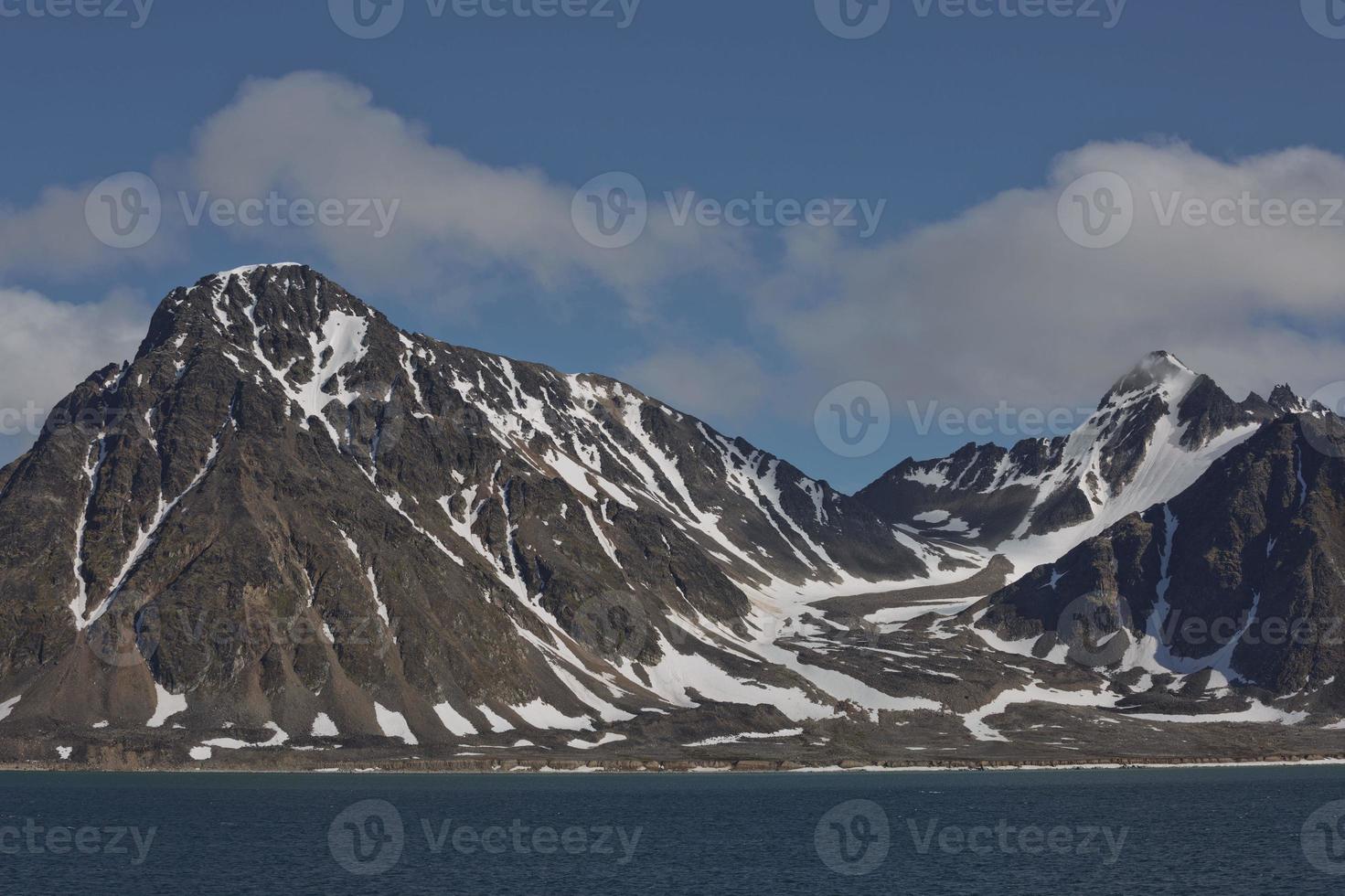 de kustlijn en de bergen van de liefdefjord, svalbard-eilanden, spitsbergen foto