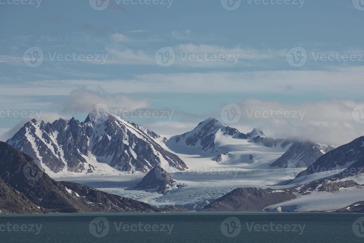 de kustlijn en de bergen van de liefdefjord, svalbard-eilanden, spitsbergen foto