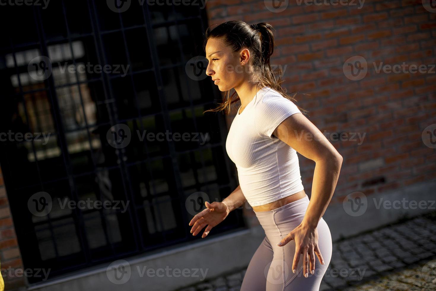 jonge vrouw loopt op straat foto