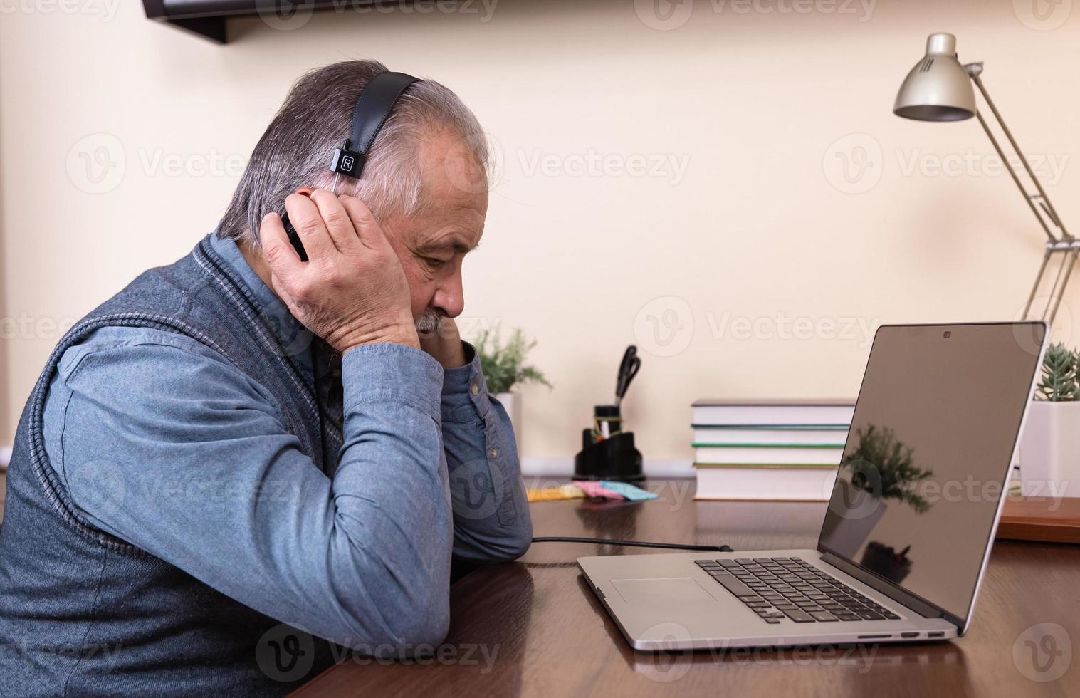 senior man muziek beluisteren foto