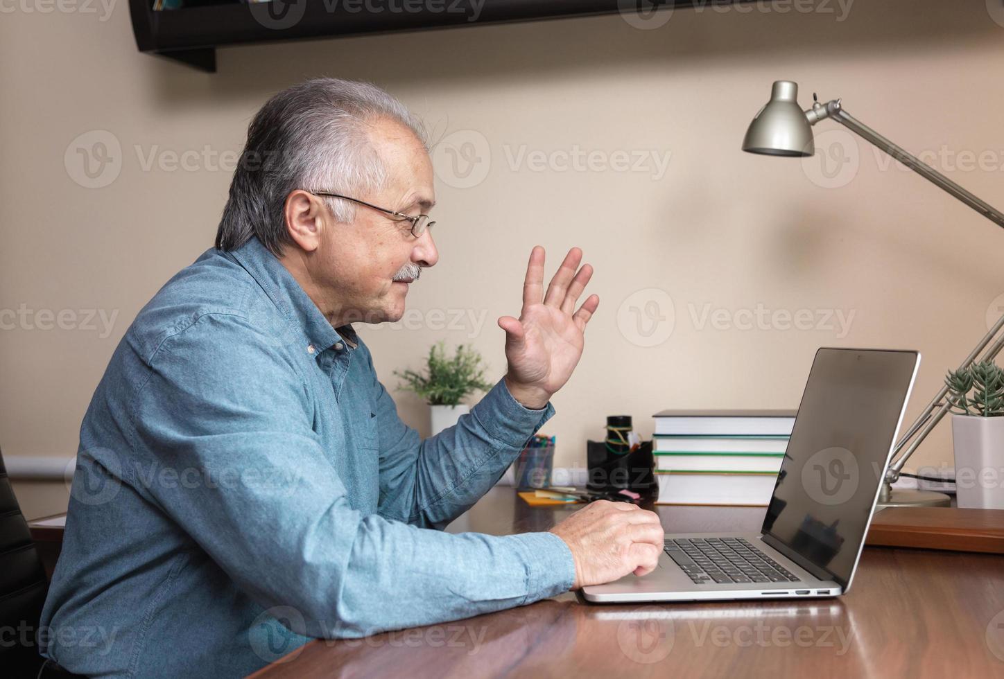 senior man maakt gebruik van online communicatie foto