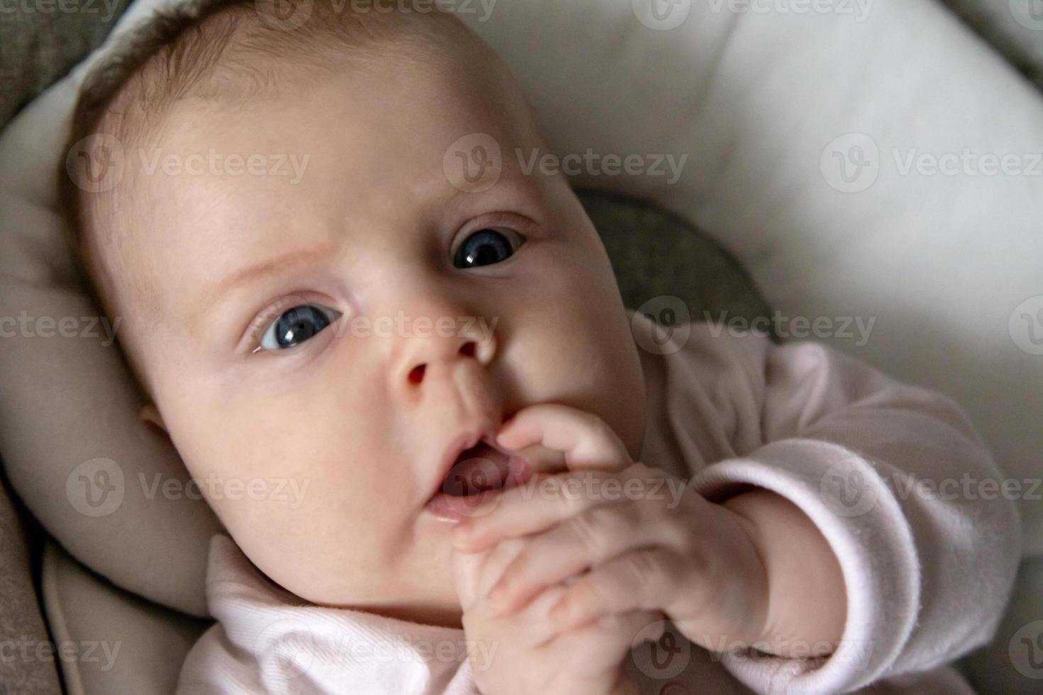 een close-up portret van een verrast babymeisje foto