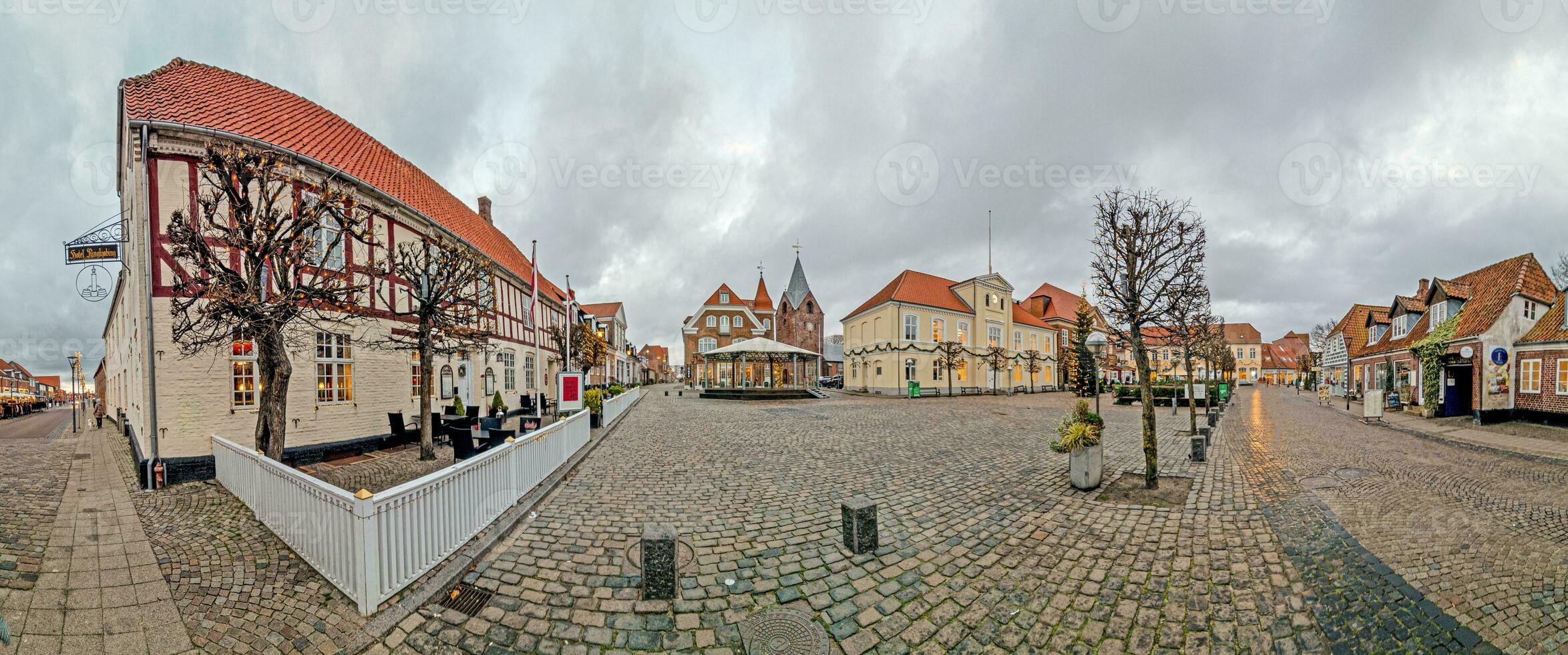 panoramisch visie over- centraal plein van klein Deens stad- ringkobing in Jutland foto