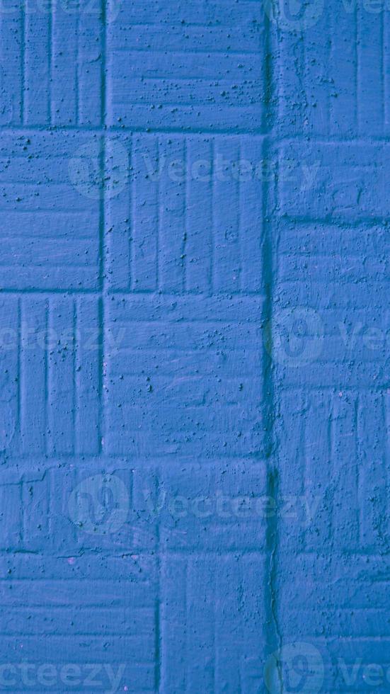 decoratieve verticale blauw geschilderde muur met vierkante en stroken achtergrondstructuur foto