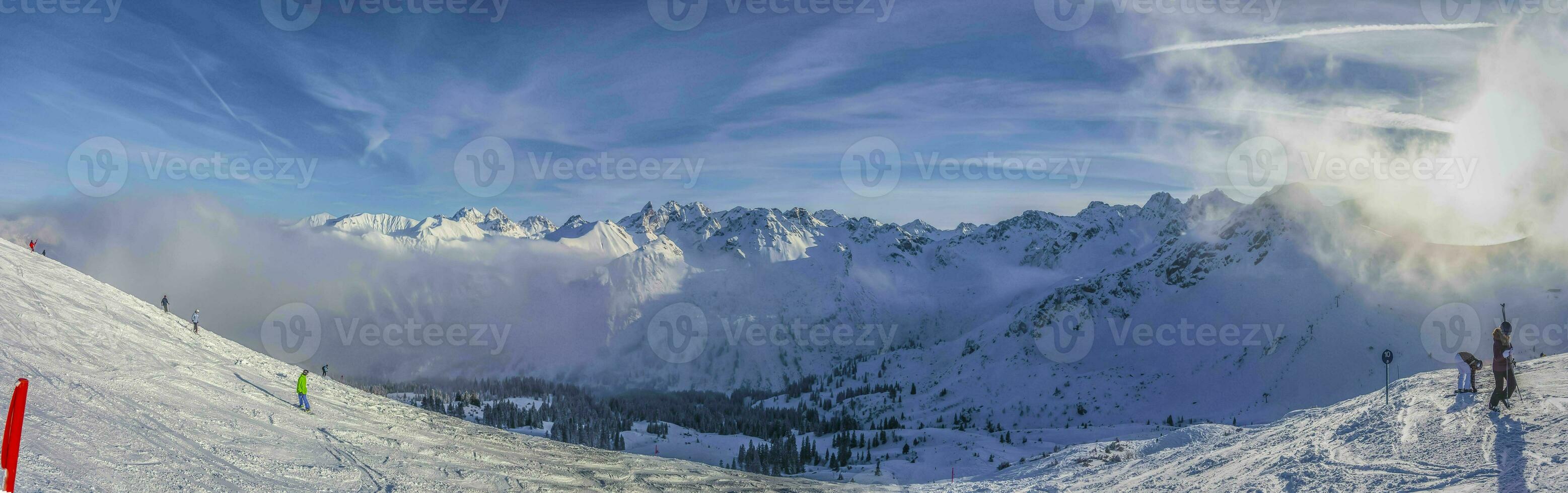 visie Aan sneeuw gedekt bergen in Oostenrijk foto