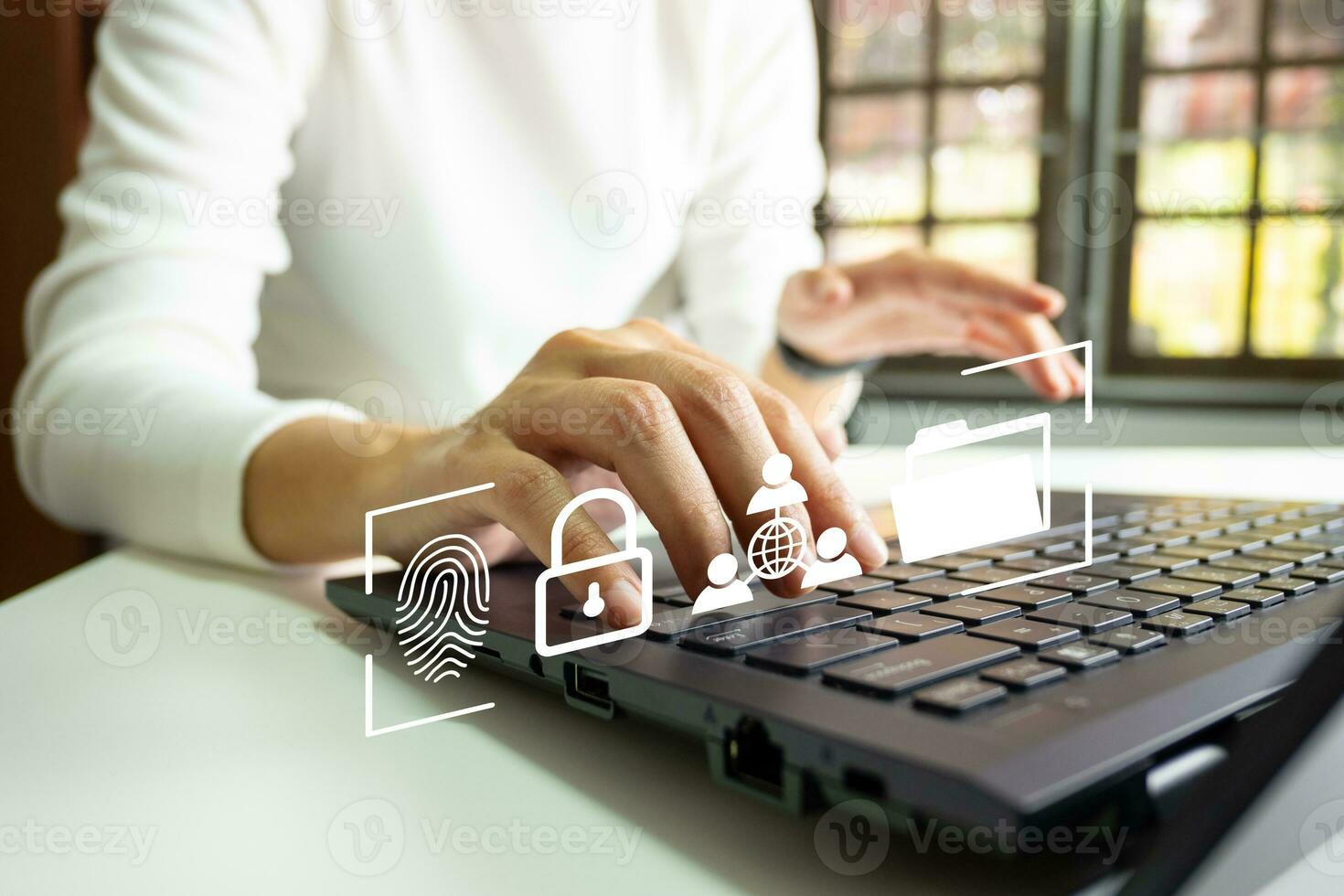 verificatie van informatie met otp wachtwoord of 2fa, internet veiligheid, online financieel transactie, 2-stappen verificatie, bevestigen transactie en identiteit. foto