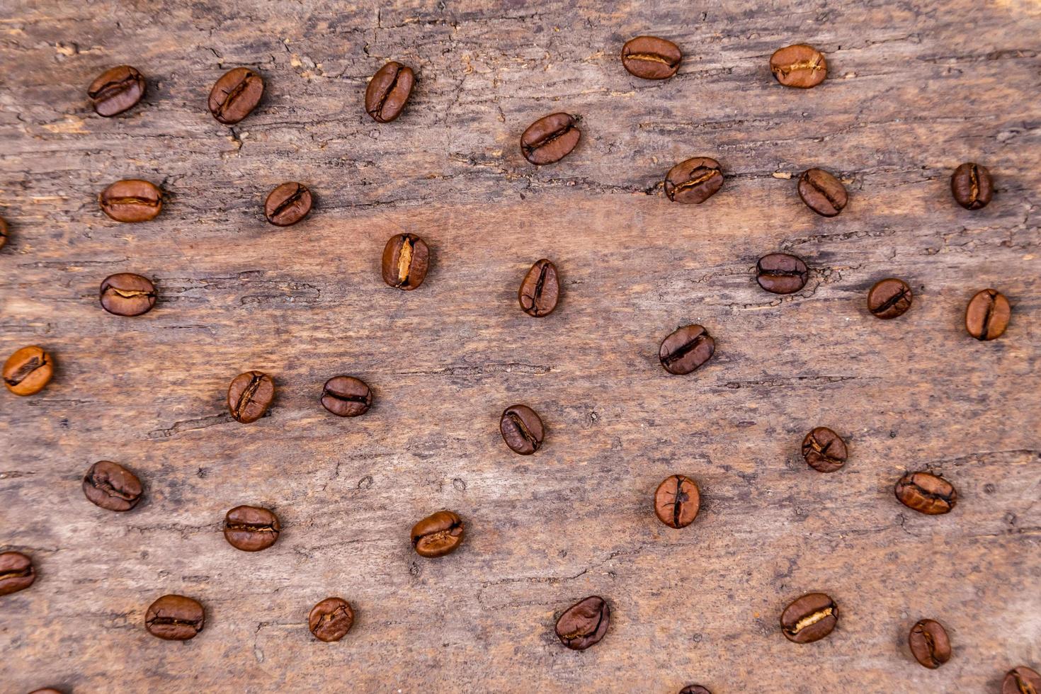 aromatische koffiebonen op witte houten tafel foto