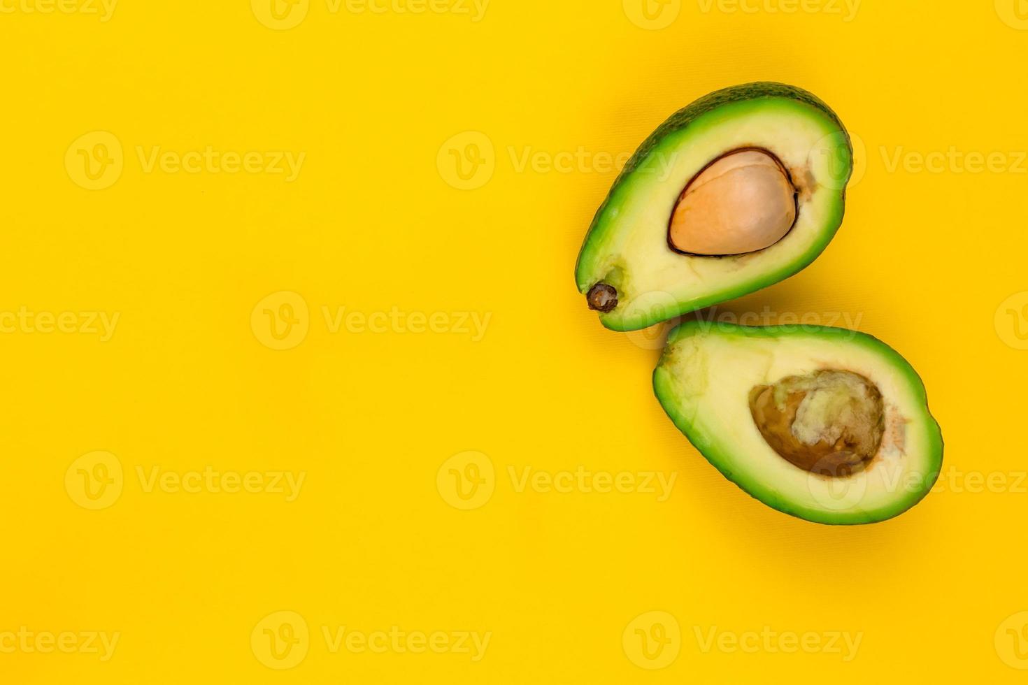 snijd verse rijpe avocado op gele achtergrond foto