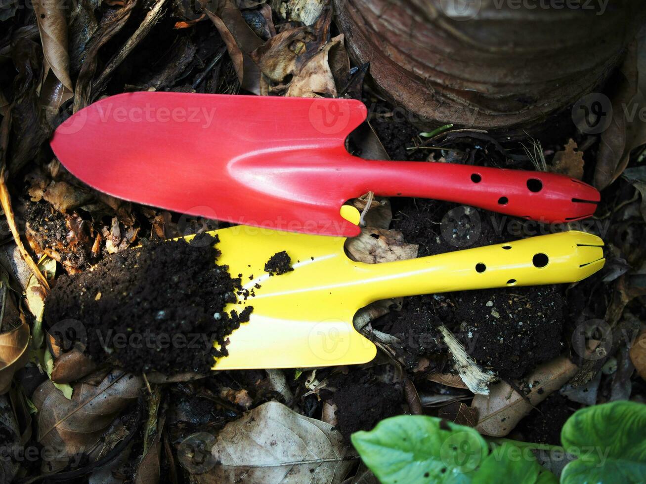 bodem lepel en kleurrijk voor tuin werker foto