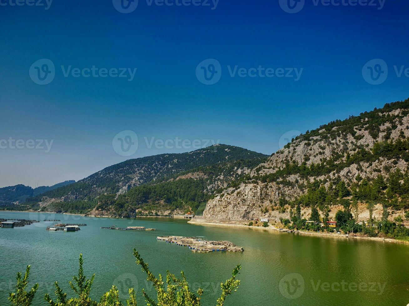 warm zonnig ochtend- in de Turks bergen bovenstaand een groen blauw kalmte groot meer foto