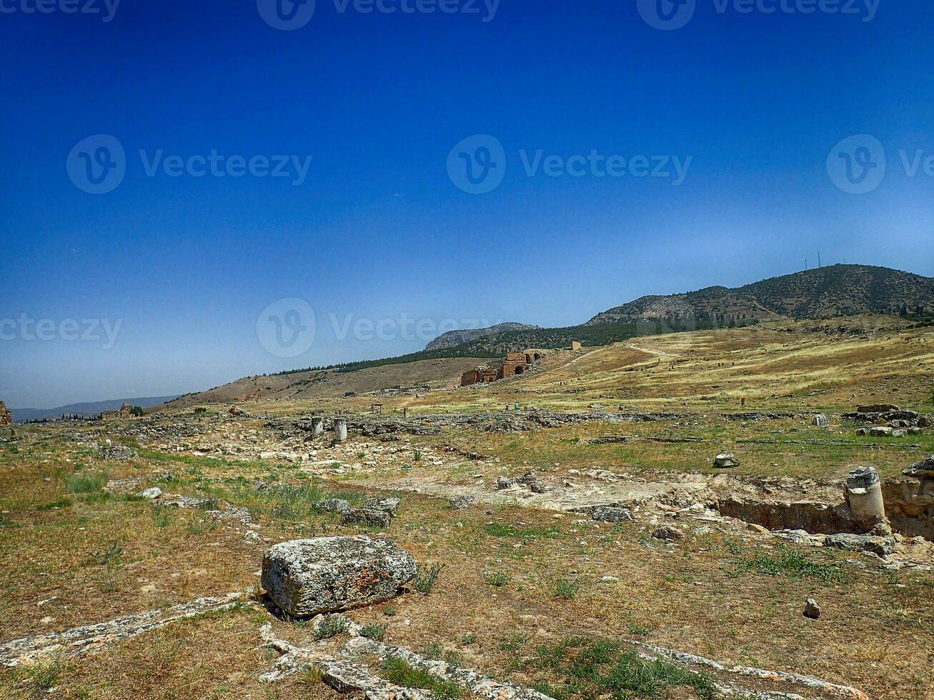 oud ruïnes van de Romeins spa stad van hierapolis Aan de plaats van de stroom vergiftigen Aan een warm zomer zonnig dag foto