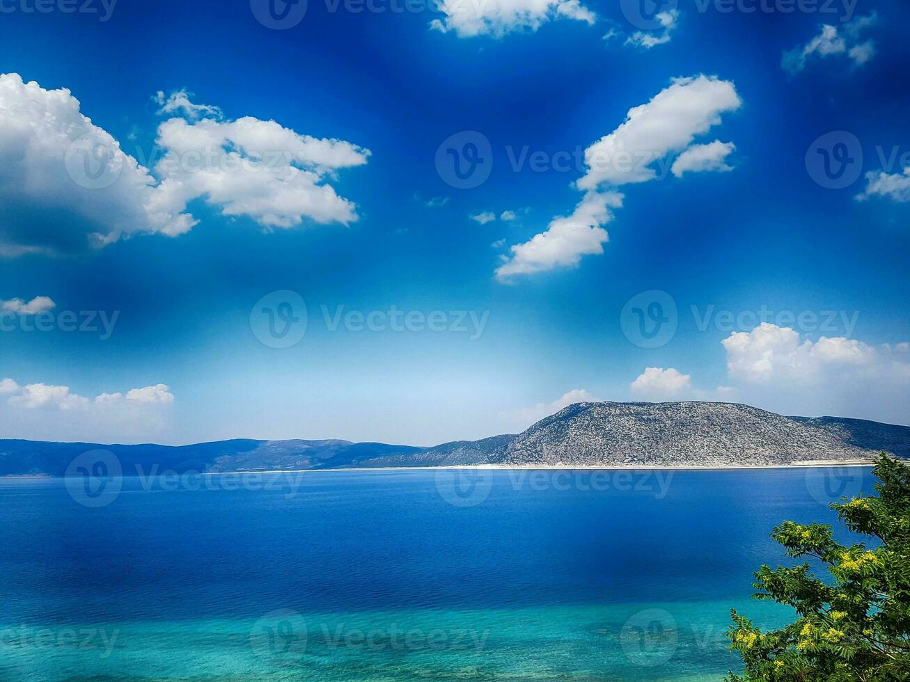 zomer landschap van Turks meer salade met turkoois water, blauw lucht en wit strand foto