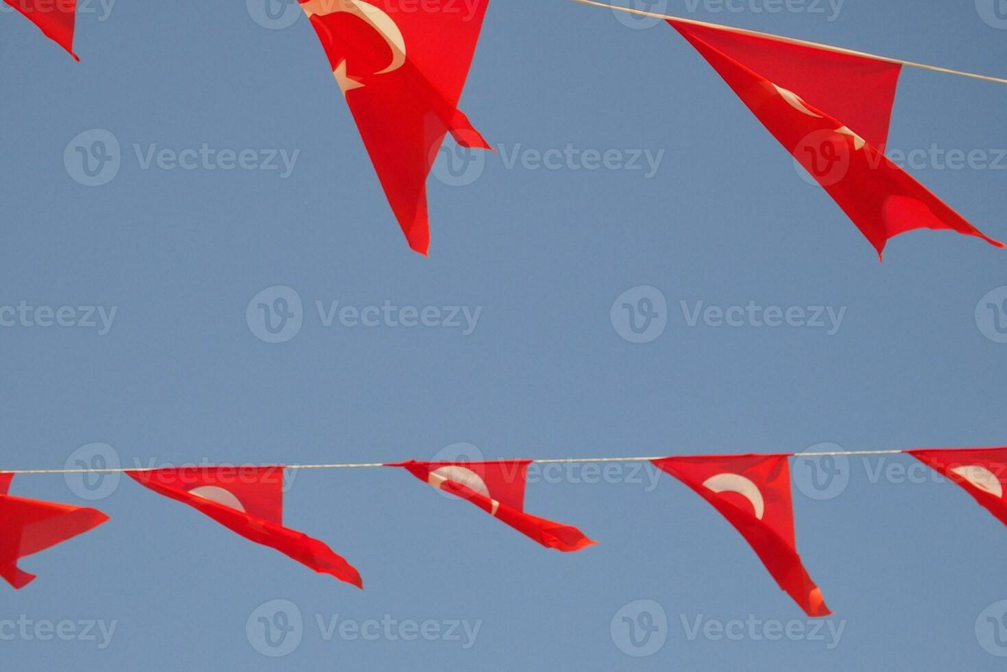 Turks vlag golvend in de wind Aan een zomer warm dag tegen de lucht foto