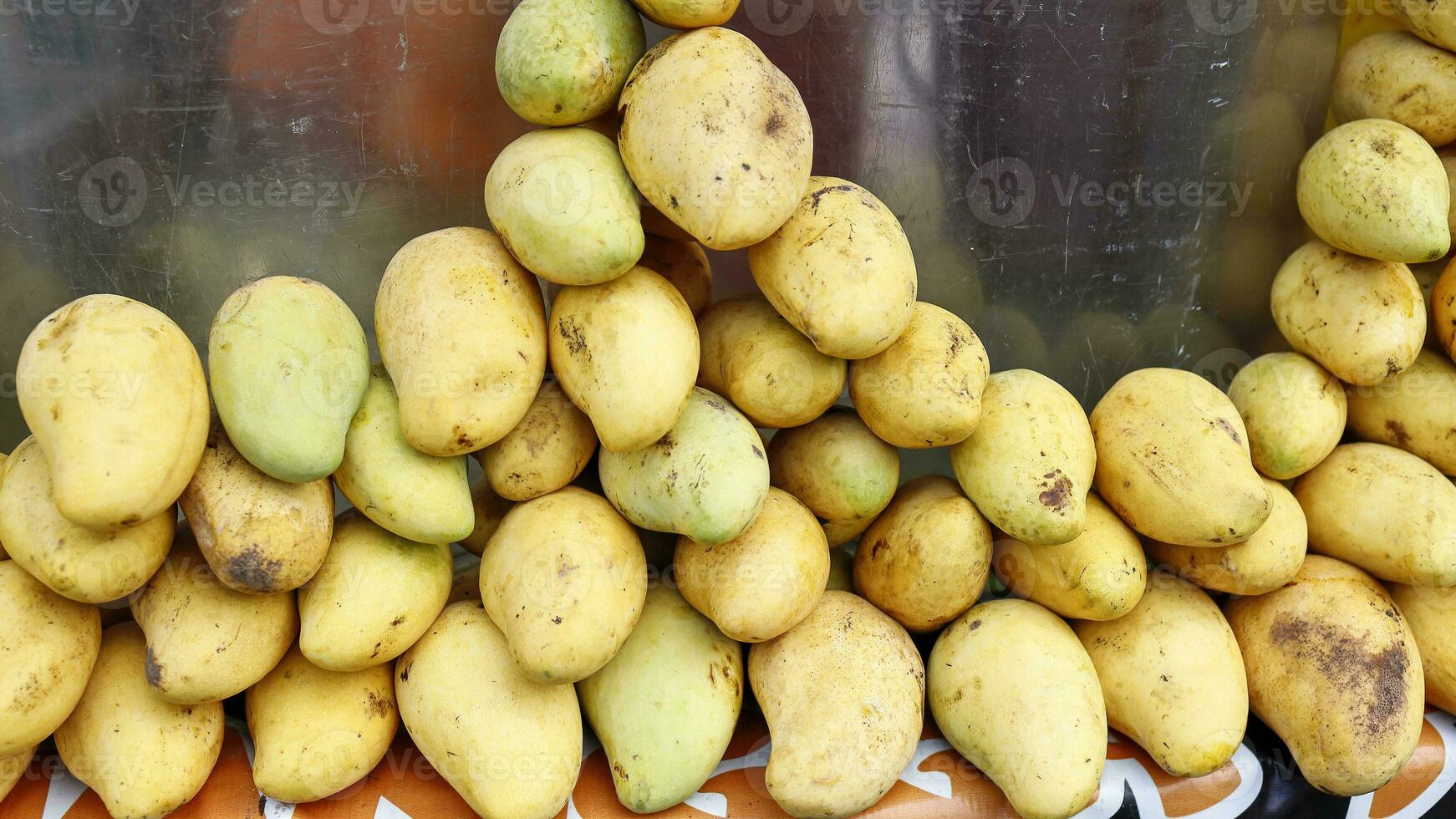 geel zoet mango stack Bij wekelijks straat markt foto