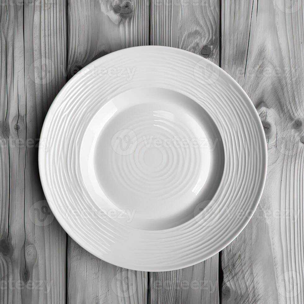 een leeg bord Aan een wit houten tafel. top visie van wit keramisch bord Aan wit houten. generatief ai. foto