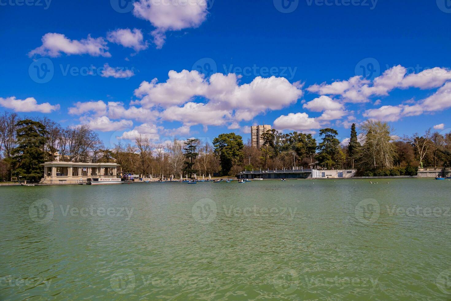 Madrid park terugtrekken voorjaar landschap met water foto