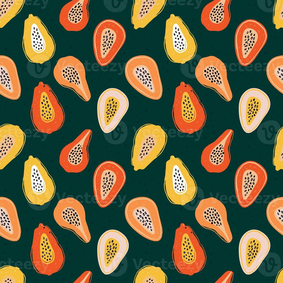kleurenpatroon met plakjes papaja, passievrucht op groen. handgetekende exotische fruitstukken op lrepeating achtergrond. fruitig ornament voor textielprints en stoffenontwerpen. foto