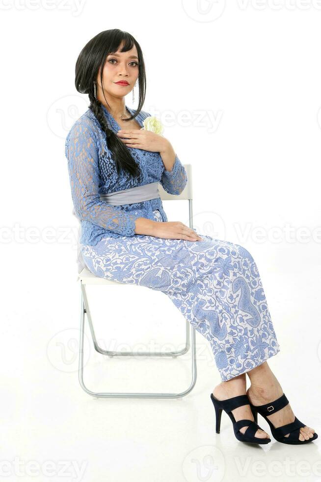 zuiden oosten- Aziatisch Maleis ras etnisch oorsprong vrouw vervelend jurk kostuum blauw kebaya multiraciaal gemeenschap Aan wit achtergrond foto