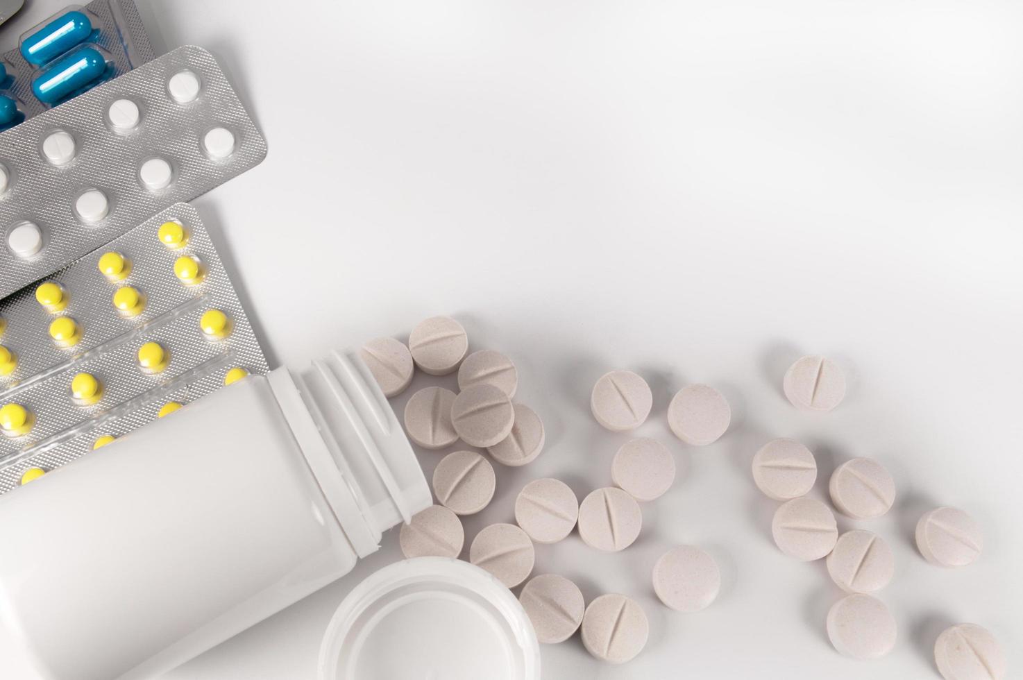 witte medische pillen en tabletten met fles foto