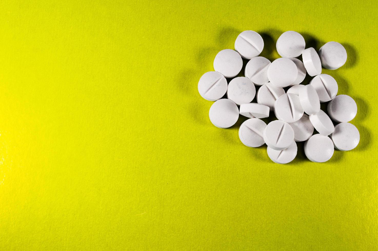 witte medische pillen en tabletten met fles foto