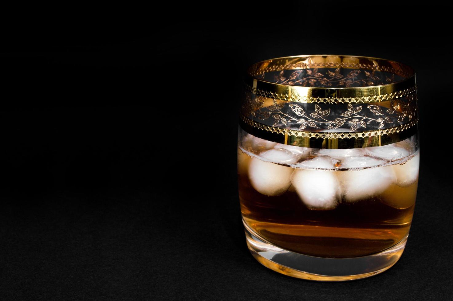 glas donkerrode whiskybrandewijn of bourbon foto