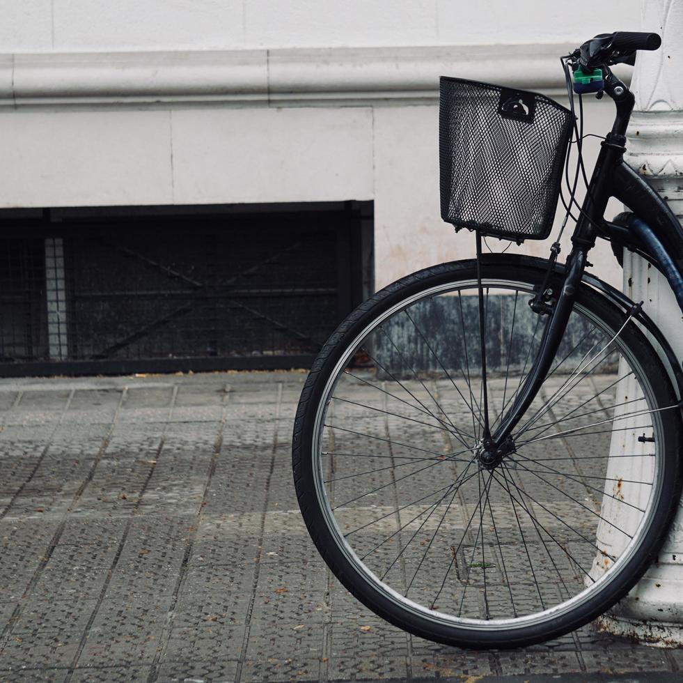 wiel van de fiets op straat foto