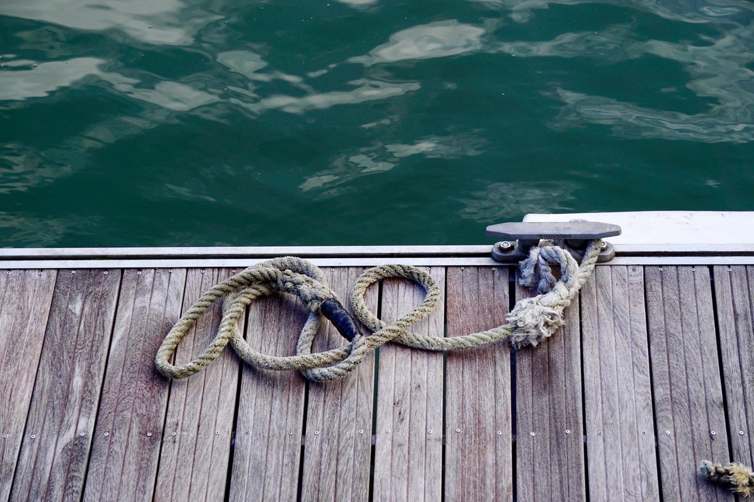 touw in de zeehaven foto