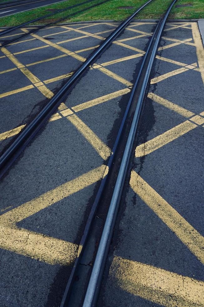 tramsporen in de stad foto