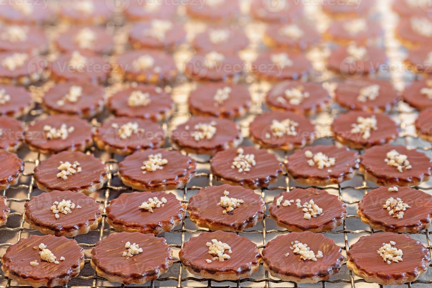 bruine kerstkoekjes liggen op een bord foto