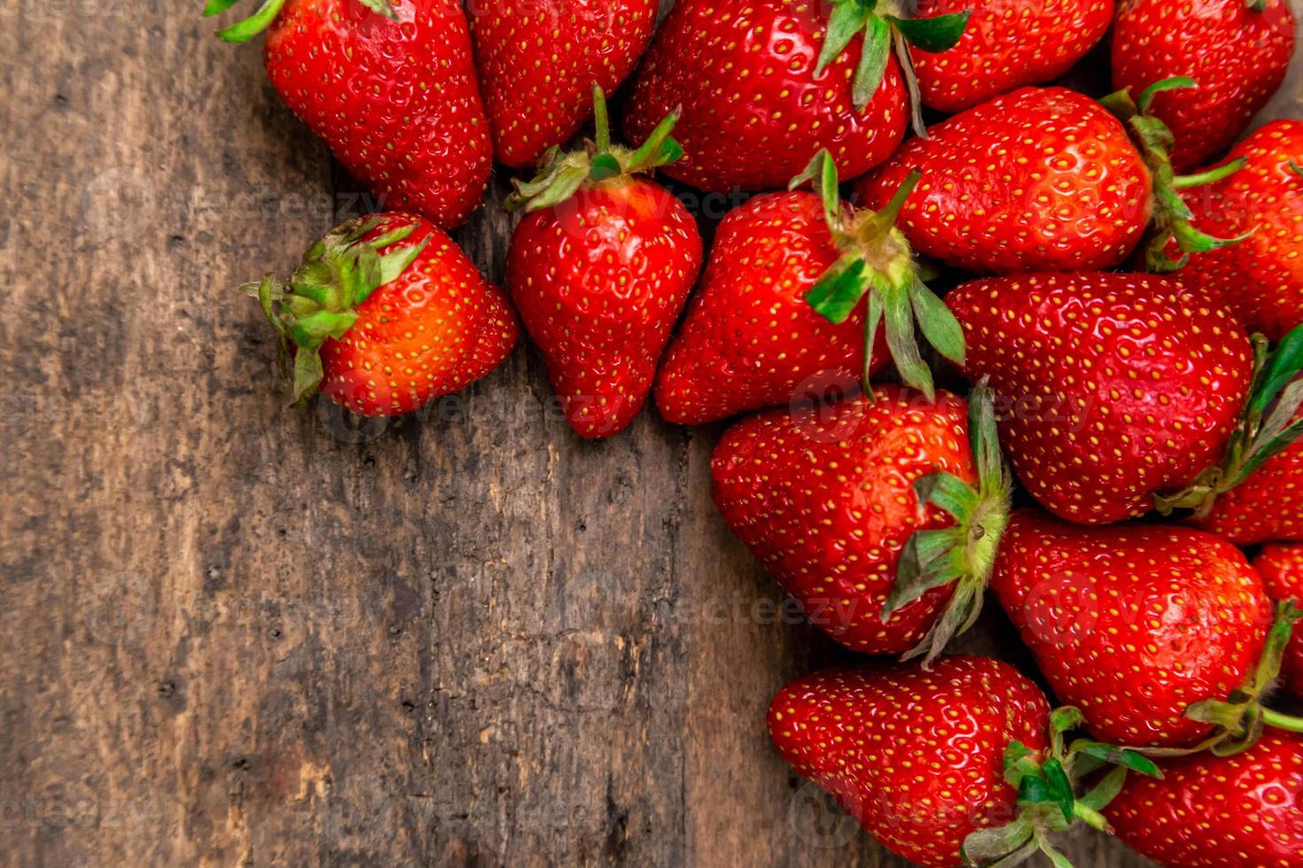 rijpe aardbeien op houten tafel foto