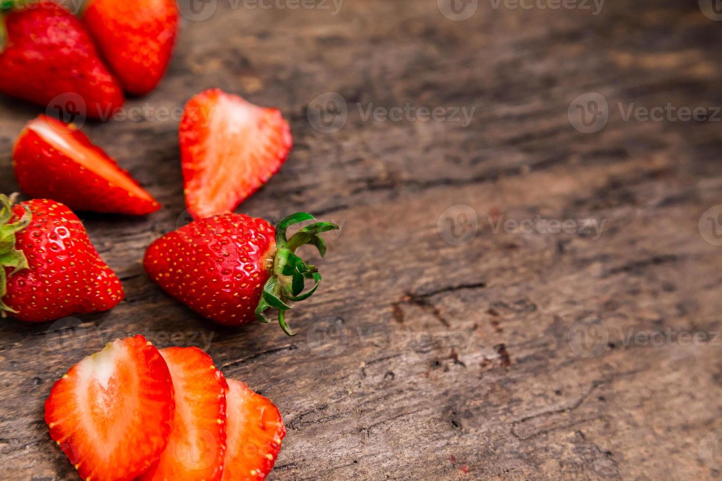 rijpe aardbeien op houten tafel foto