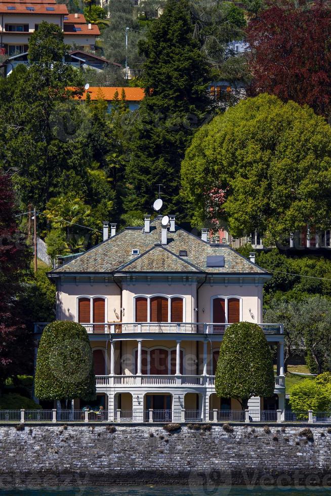 provincie como, italië, 2021 - uitzicht op de stad mezzegra foto