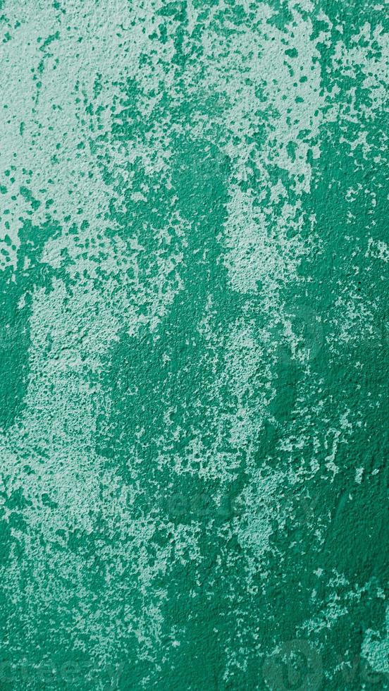 een ijzeren plaat bedekt met roest met groene verf foto