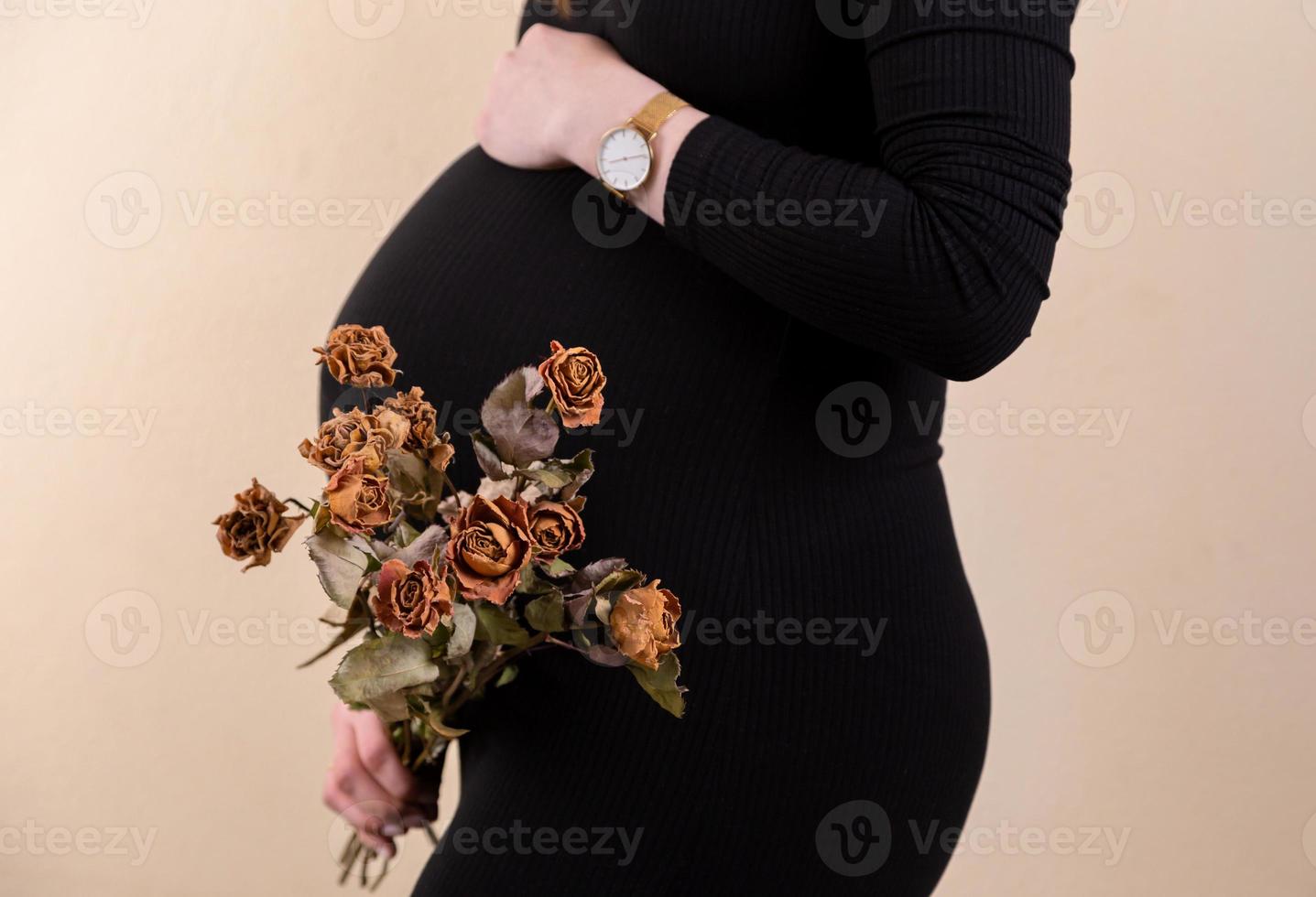 zijaanzicht van een aantrekkelijke zwangere vrouw die haar buik streelt foto