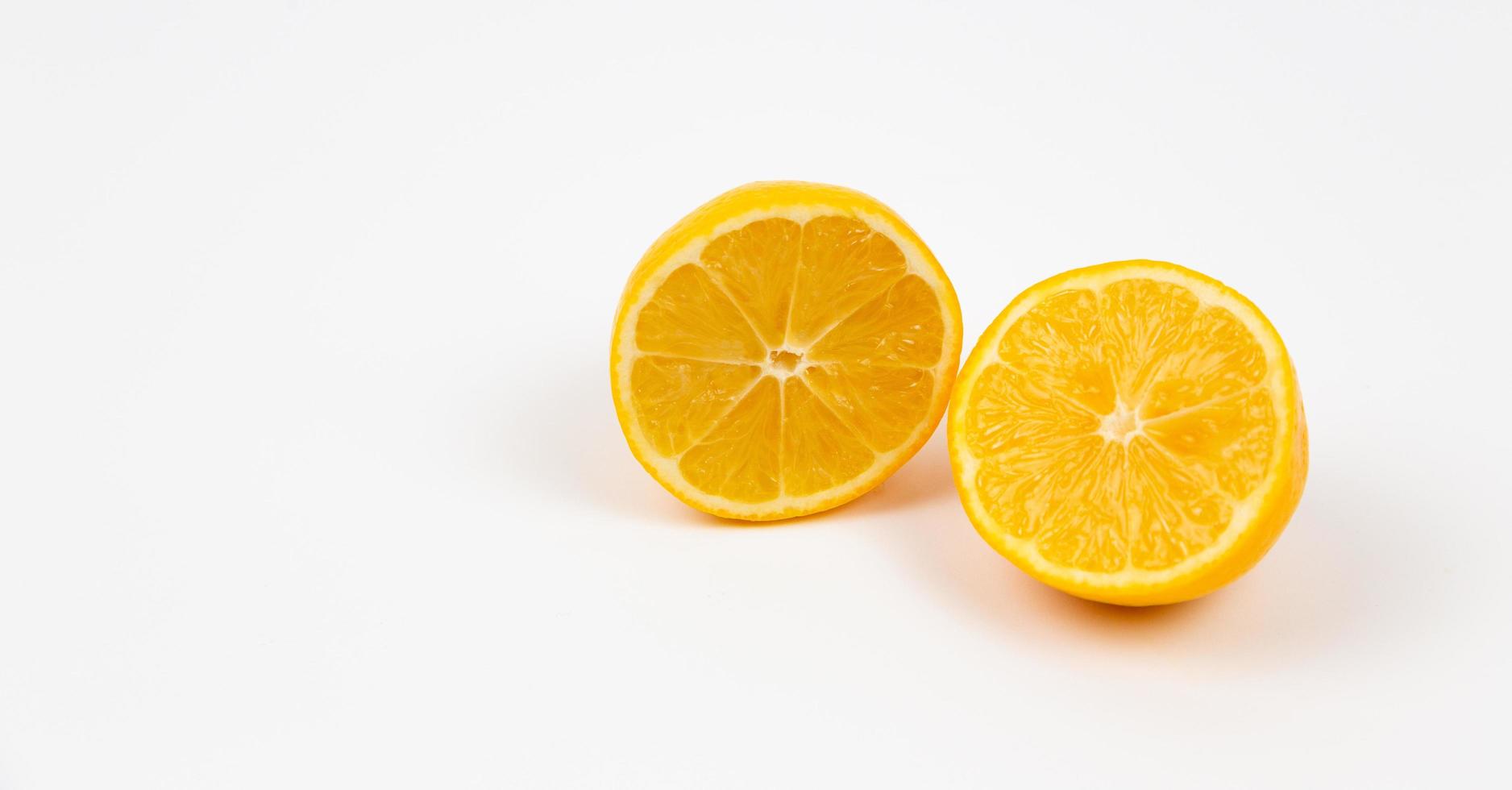 verzameling van stukjes sinaasappel geïsoleerd op een witte achtergrond foto