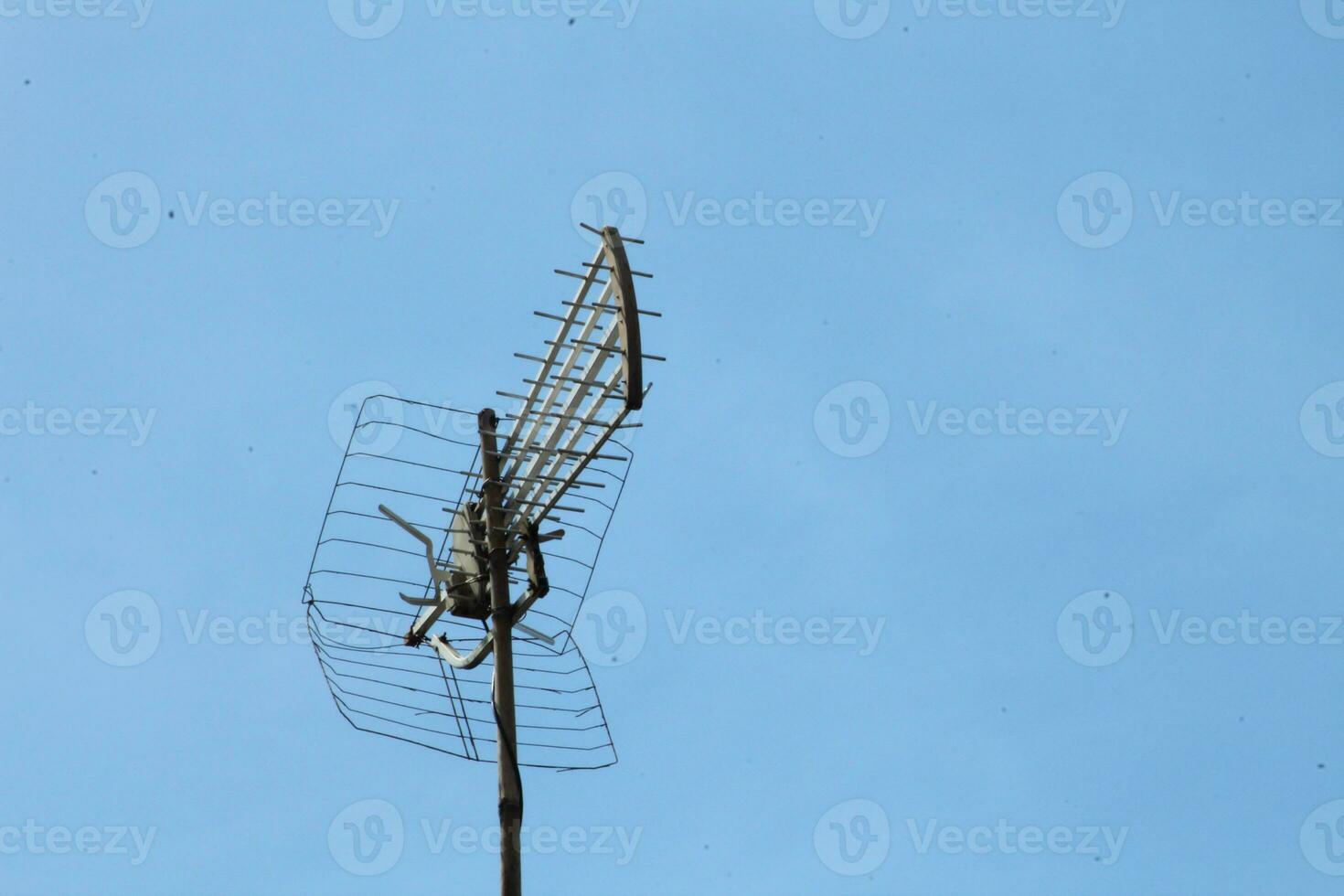 televisies antennes geïsoleerd Aan blauw lucht met kopiëren ruimte voor uw tekst of ontwerp foto