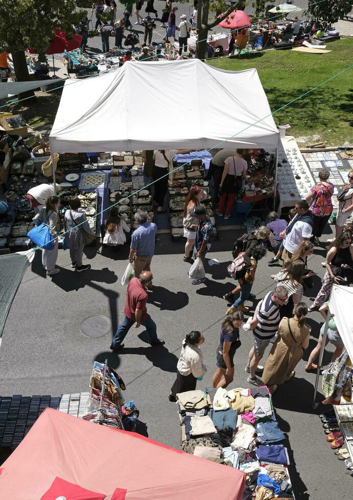 13 mei 2023, Lissabon, Portugal - mensen onderzoeken de goederen Aan Scherm Bij de beroemd feest da ladder - vlo markt - in Lissabon, Portugal. foto