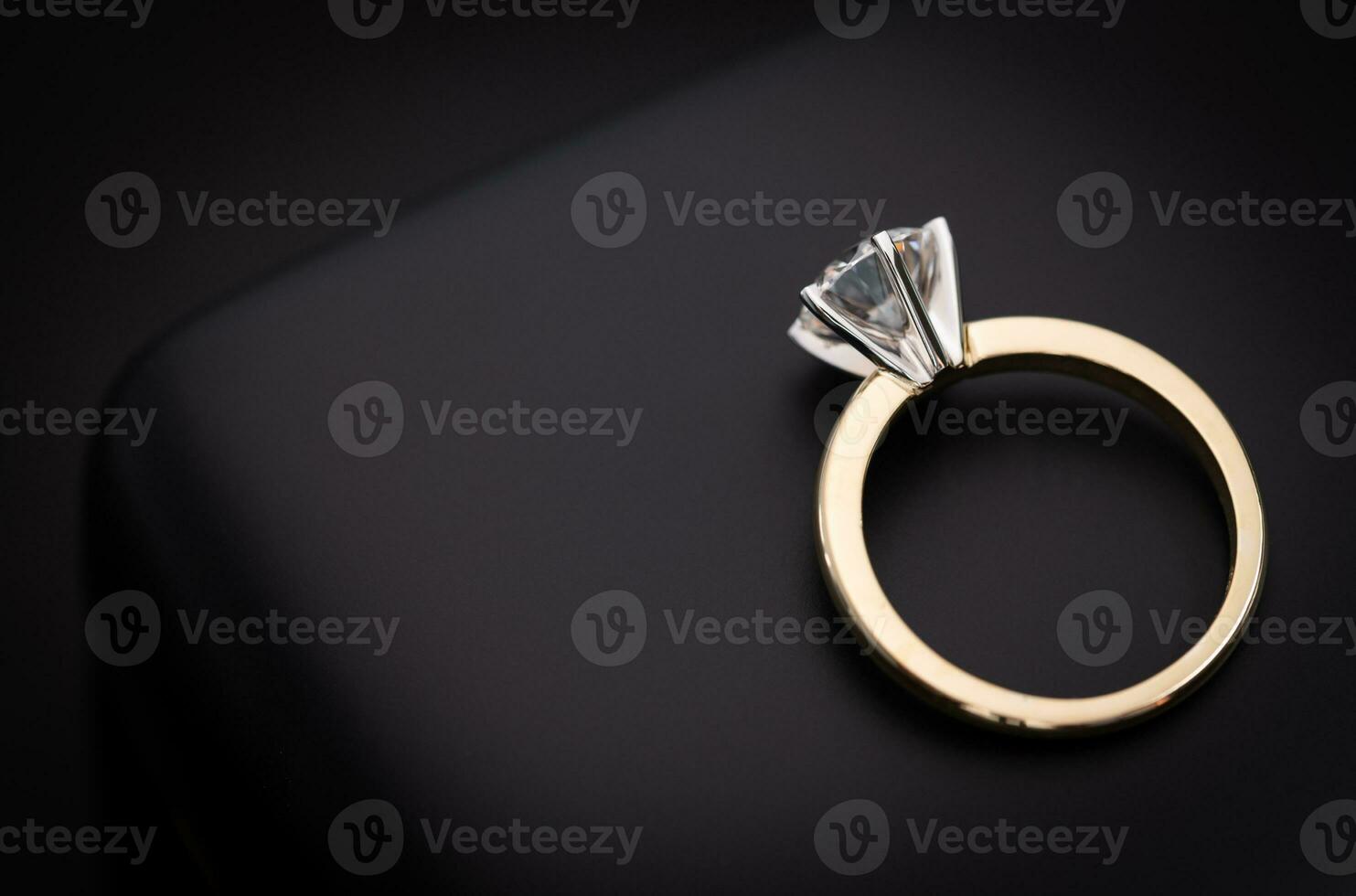 diamant ring Aan sieraden doos foto