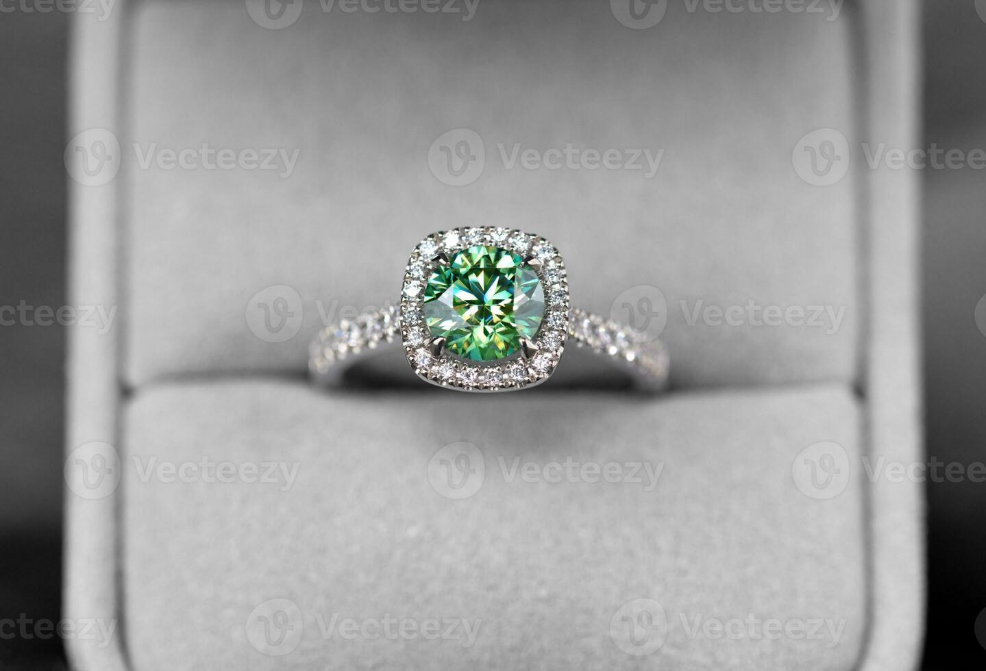 smaragd ring in sieraden doos foto