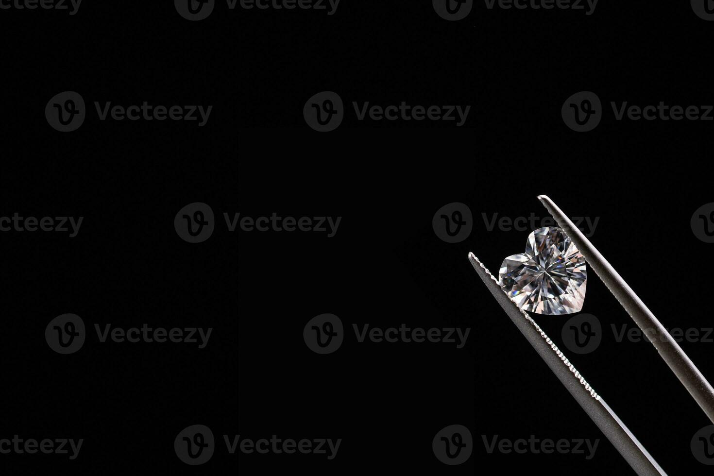 diamant in sieraden pincet Aan zwart achtergrond foto