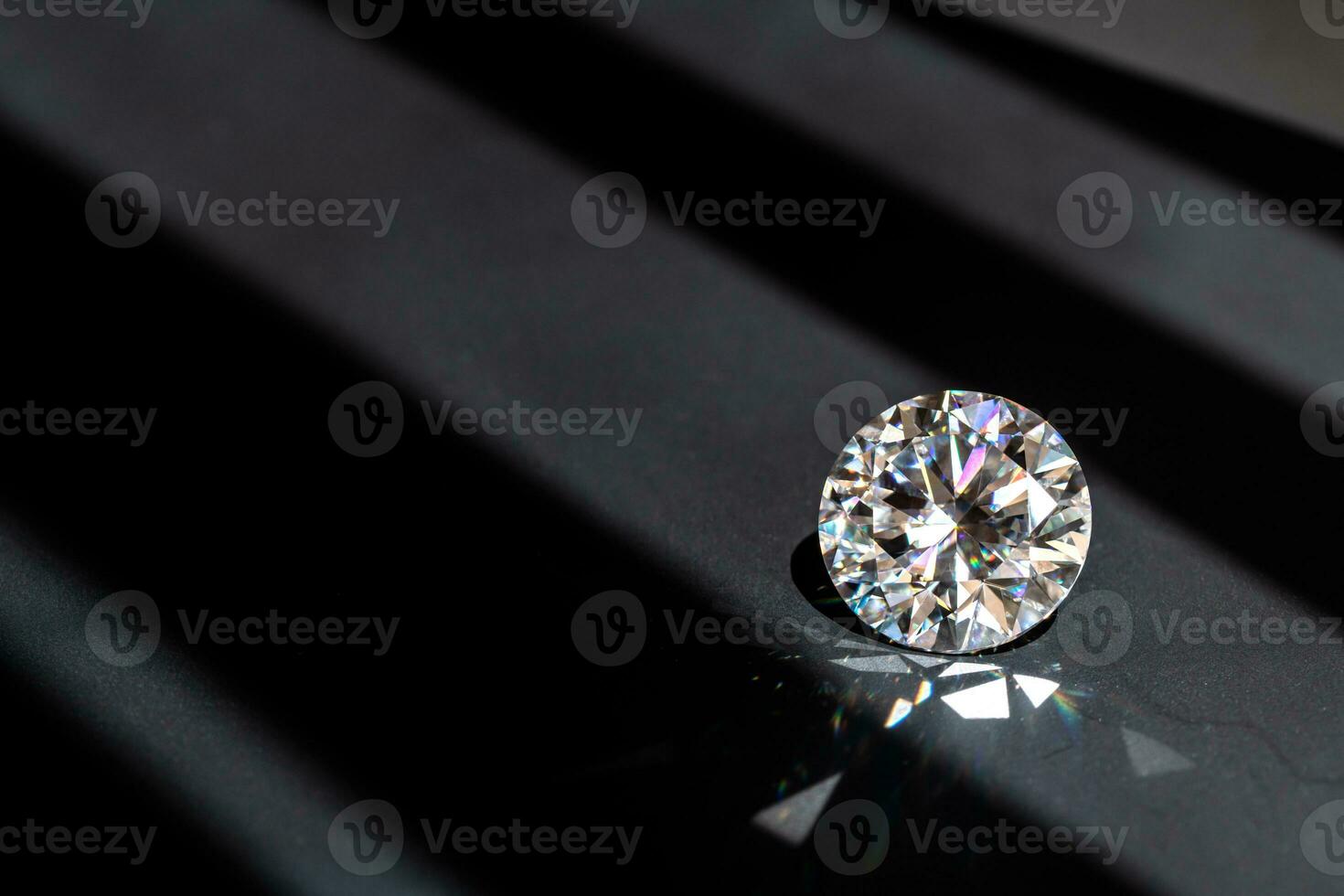 diamant briljant Aan de zwart achtergrond foto