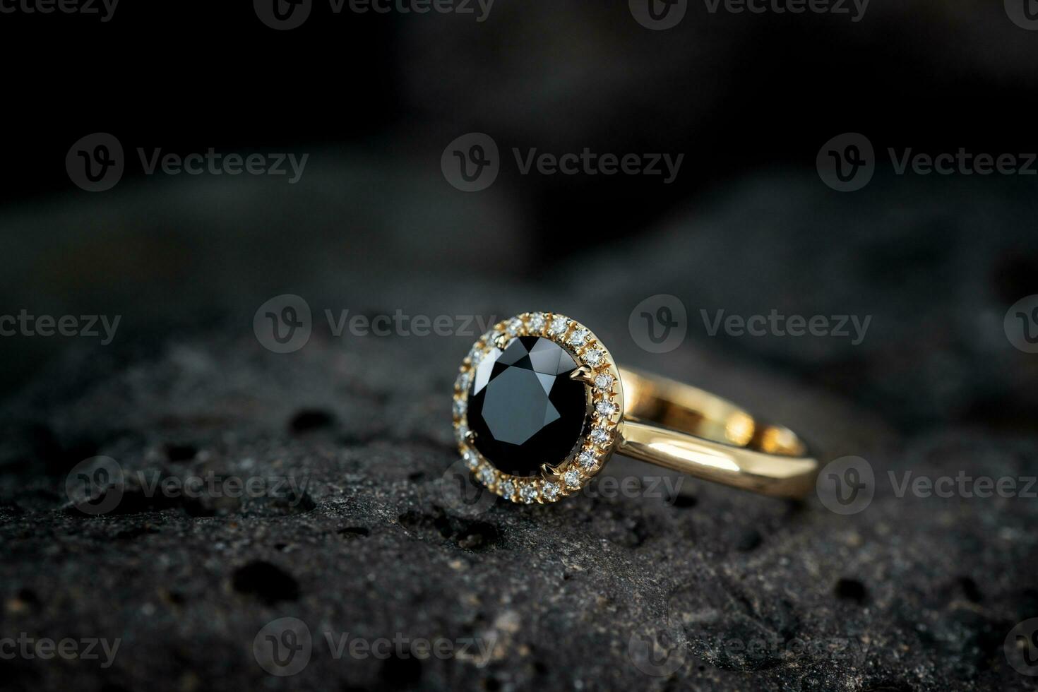 zwart diamant ring Aan zwart natuurlijk steen foto