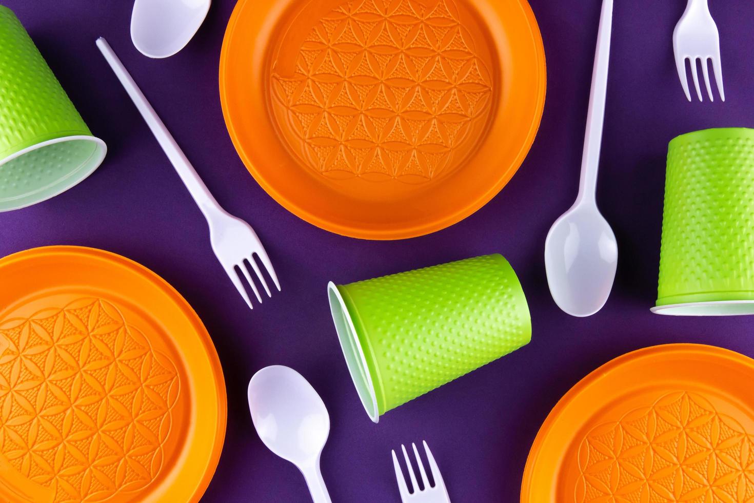 plastic oranje groen afvalinzameling op paarse achtergrond foto