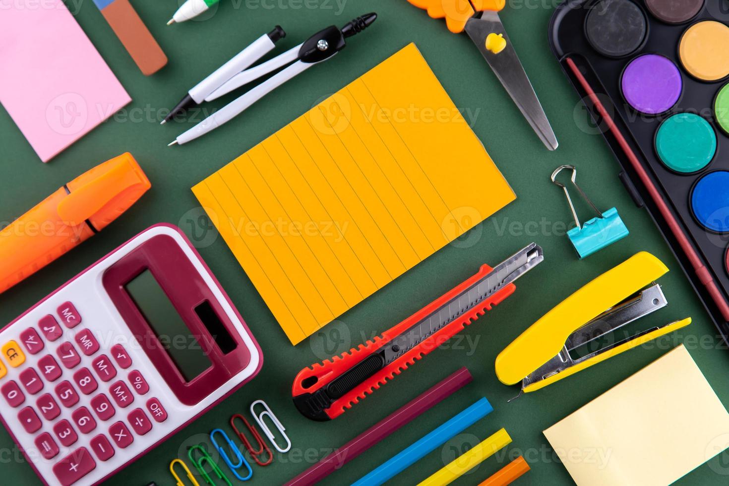 school kantoorbenodigdheden briefpapier op een groene achtergrond bureau met kopie ruimte foto