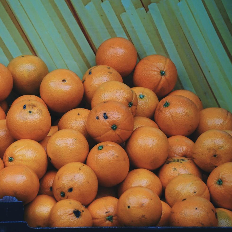 lekker sinaasappelfruit in de winkel foto