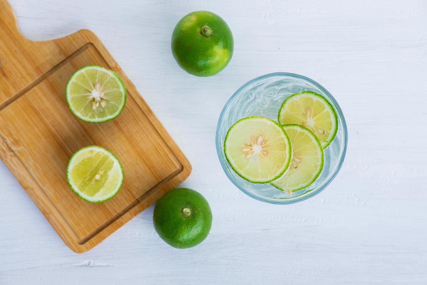 een glas soda-citroen en limoen op tafel foto