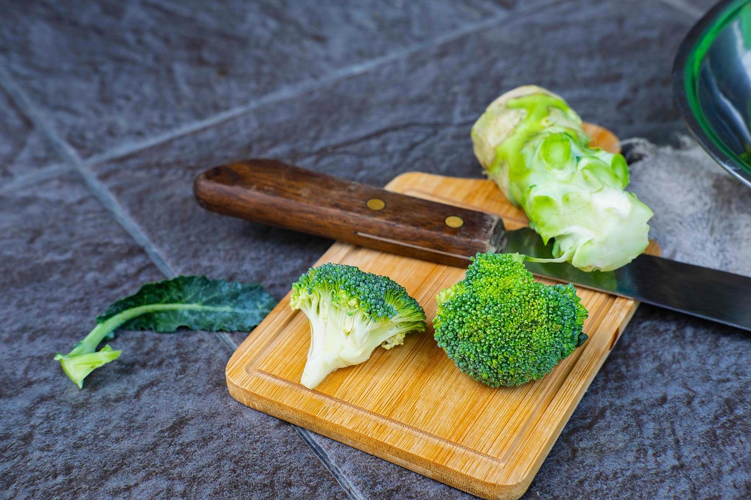rauwe broccoli gesneden in een houten snijplank foto